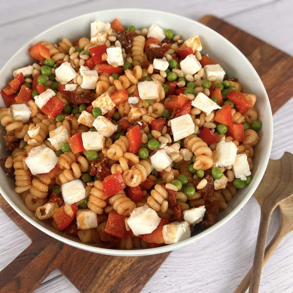 Pastasalat med rød pesto, feta og soltørrede tomater