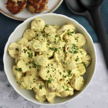 Kartoffelsalat med karry - lækker og cremet karry kartoffelsalat