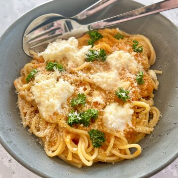 Pastaret med cremet peberfrugtsauce og mozzarella