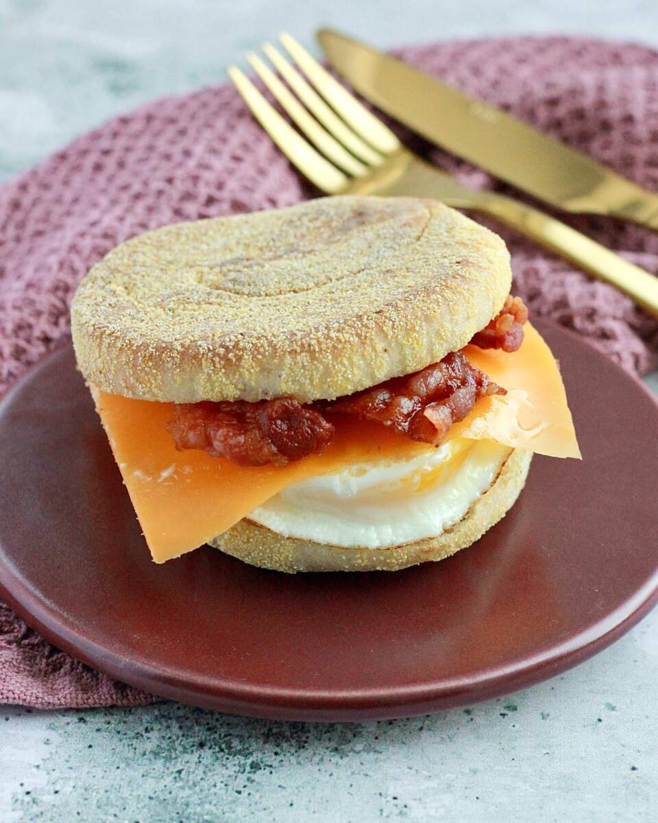 English Breakfast Muffins - lækker morgenmad med æg og bacon