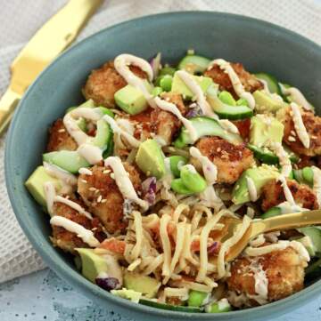 Crispy chicken bowl med nudler - poke bowl med kylling