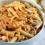 Taco pastasalat med oksekød og tortilla chips