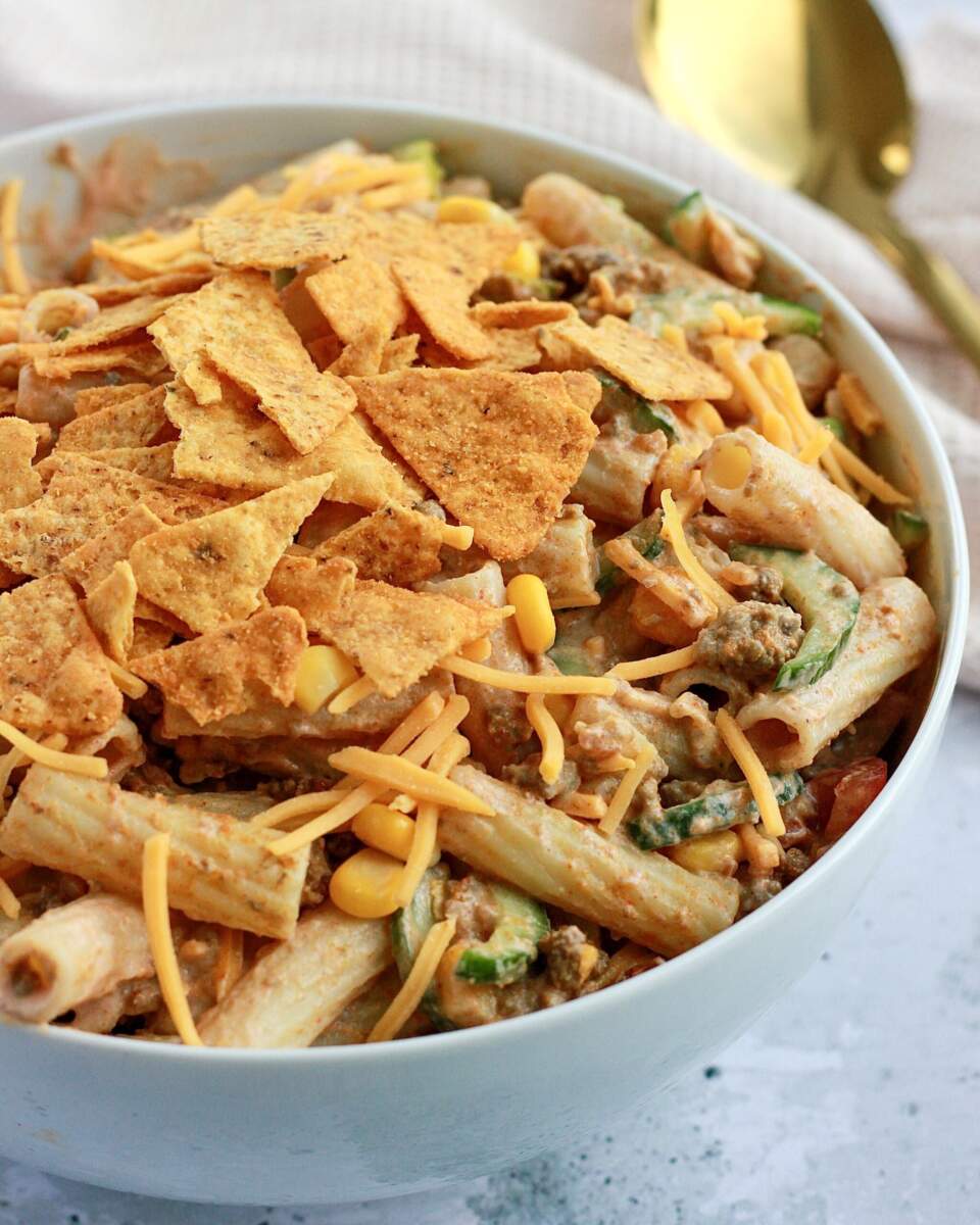 Taco pastasalat med oksekød og tortilla chips