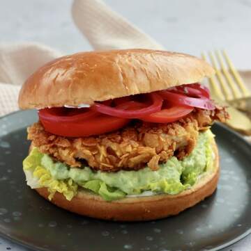 Crispy chicken burger med avocadocreme