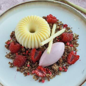 Idessert med hindbær, vanilje og bastogne crumble