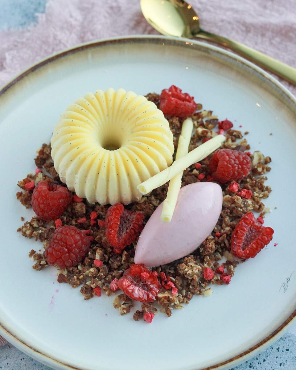 Idessert med hindbær, vanilje og bastogne crumble