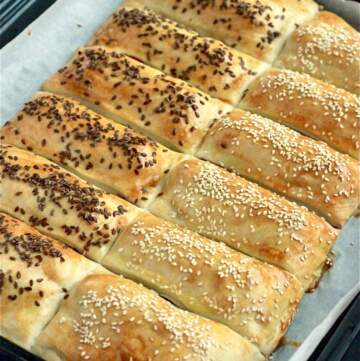Nemme pølsehorn til madpakken med sprød gylden dej og sesam på toppen