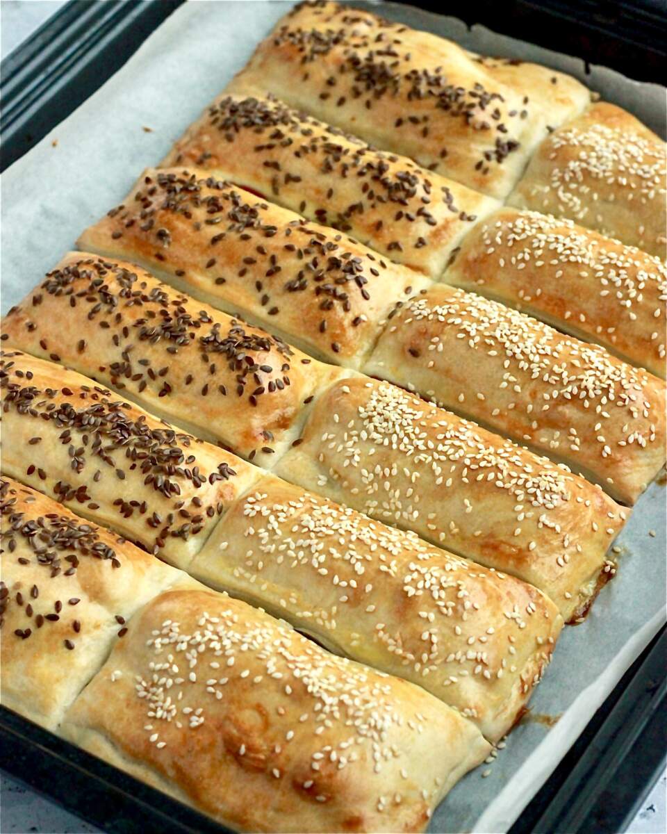 Nemme pølsehorn til madpakken med sprød gylden dej og sesam på toppen
