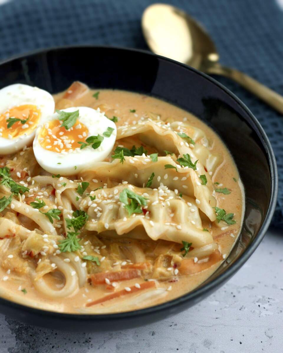 Cremet dumpling suppe med nudler og grøntsager - nem asiatisk suppe på 30 minutter