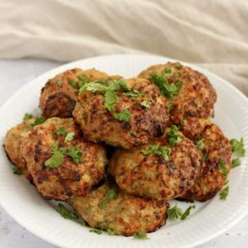 Kyllingefrikadeller i ovn - opskrift på nemme kyllingefrikadeller