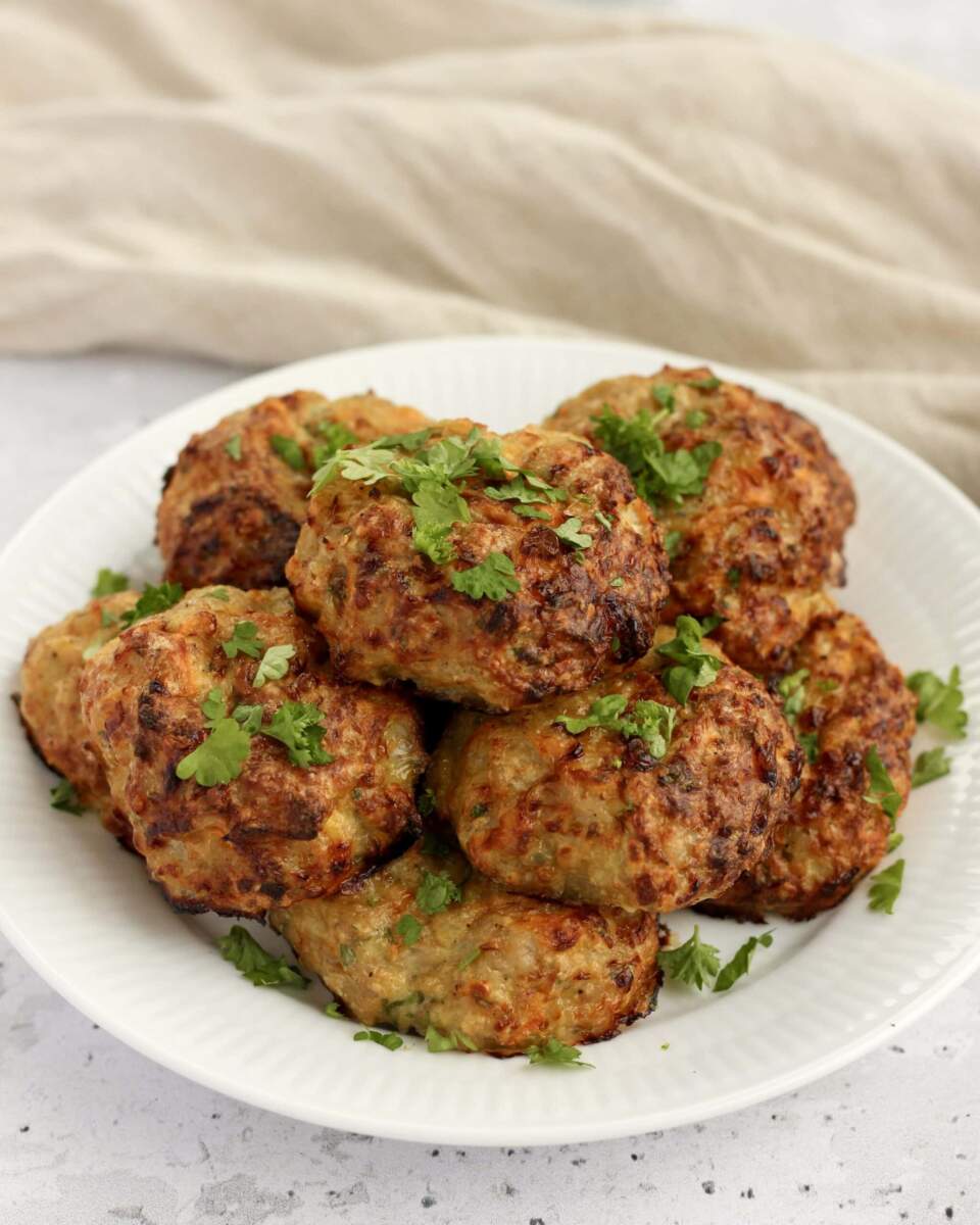 Kyllingefrikadeller i ovn - opskrift på nemme kyllingefrikadeller