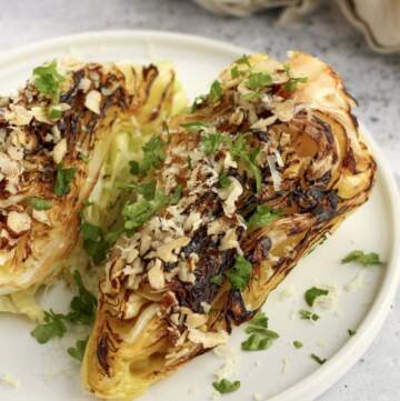 Stegt spidskål med parmesan, brunet smør og hasselnødder