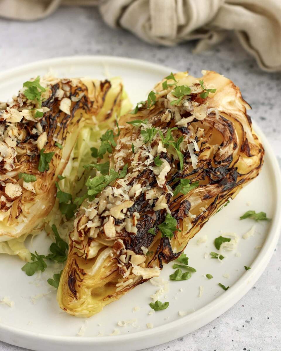 Stegt spidskål med parmesan, brunet smør og hasselnødder