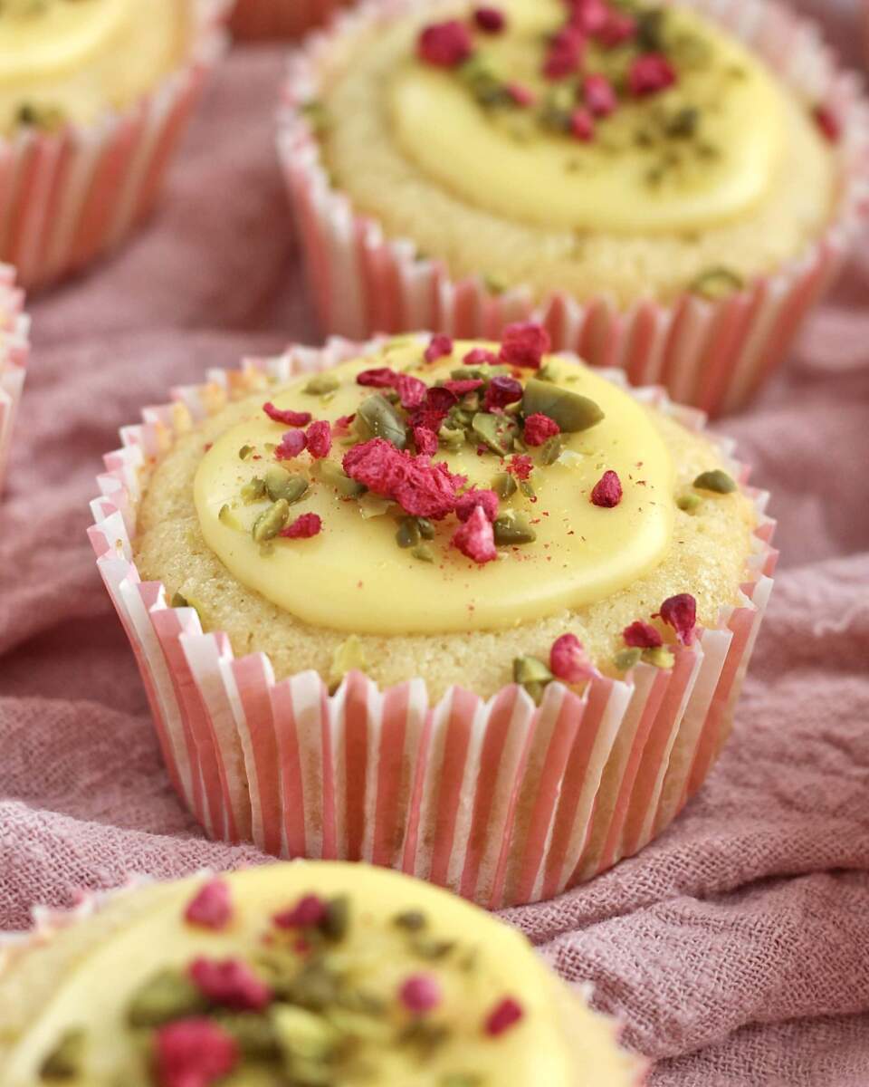 Citronmuffins med marcipan - svampede citronmåne muffins