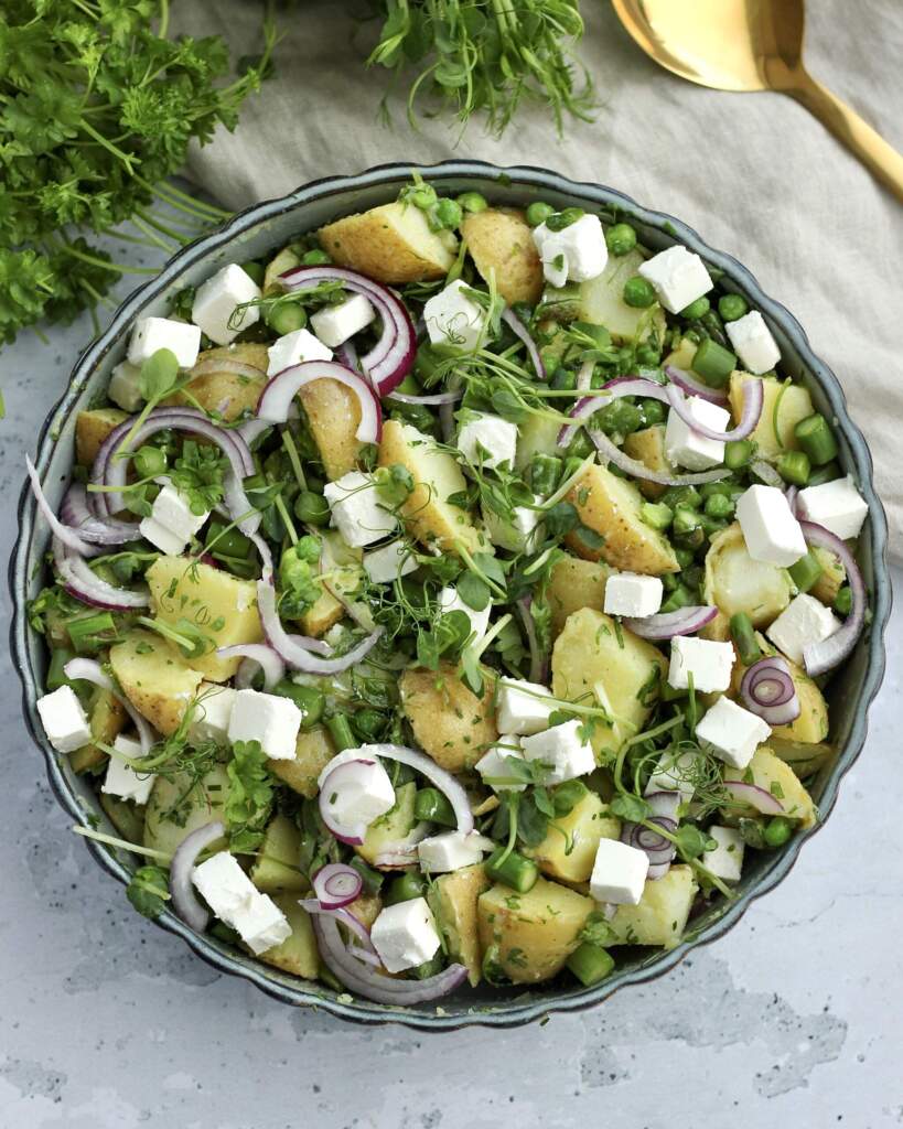 Kartoffelsalat med asparges, krydderurter og vinaigrette dressing