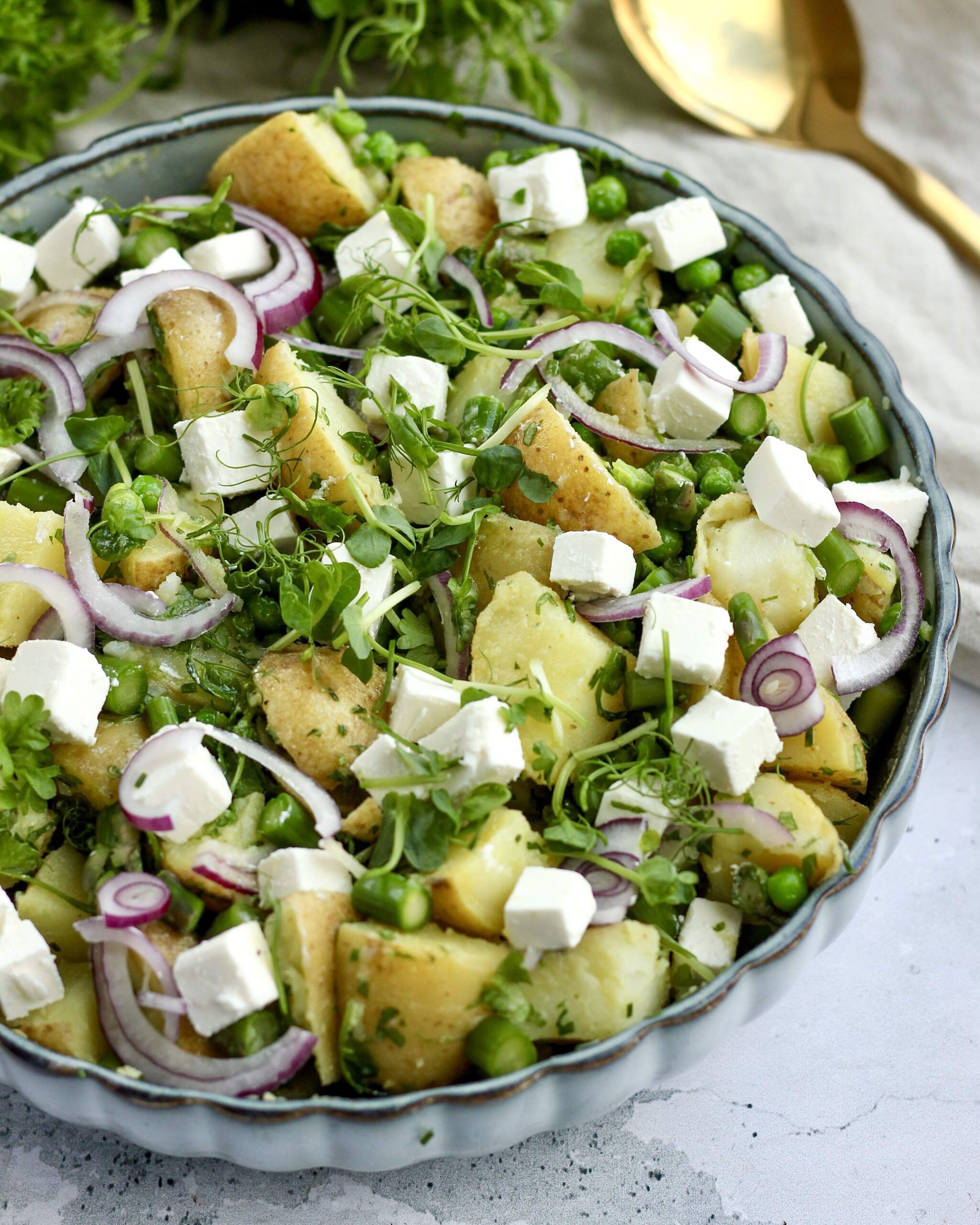 Kartoffelsalat med asparges, krydderurter og vinaigrette dressing