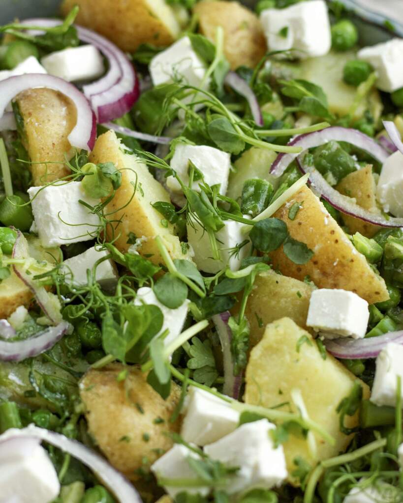 Kartoffelsalat med asparges, krydderurter og vinaigrette dressing