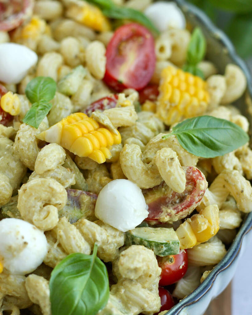 Sommer pastasalat - frisk pastasalat med cremet pestodressing