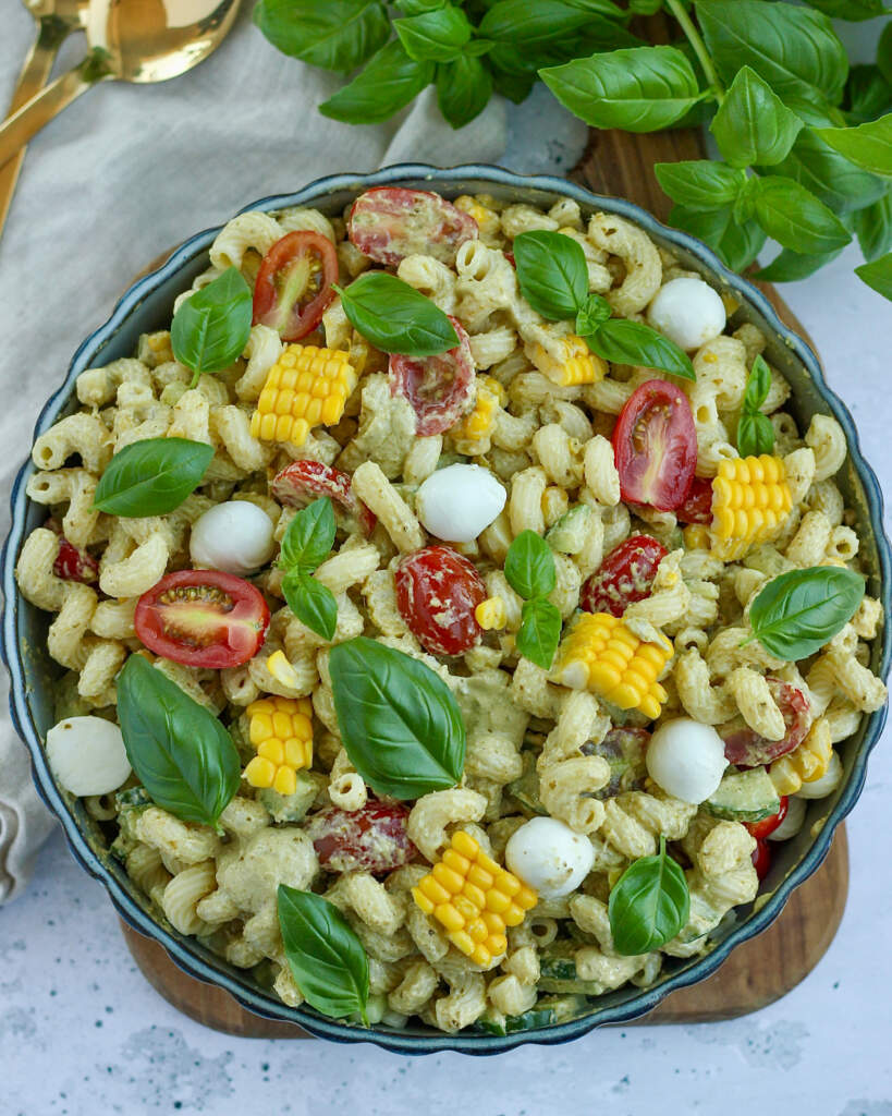 Sommer pastasalat - frisk pastasalat med cremet pestodressing
