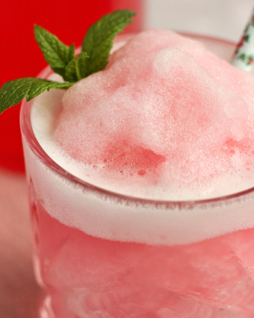 Nærbillede af rabarber slush ice med luftig frossen konsistens og frisk mynte lavet på slush ice maskine