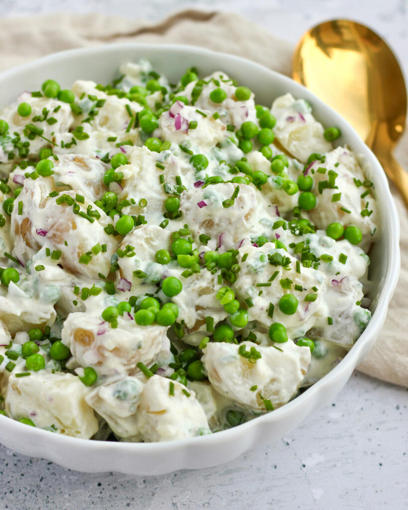 Kartoffelsalat med græsk yoghurt og ærter i cremet dressing med rødløg og purløg