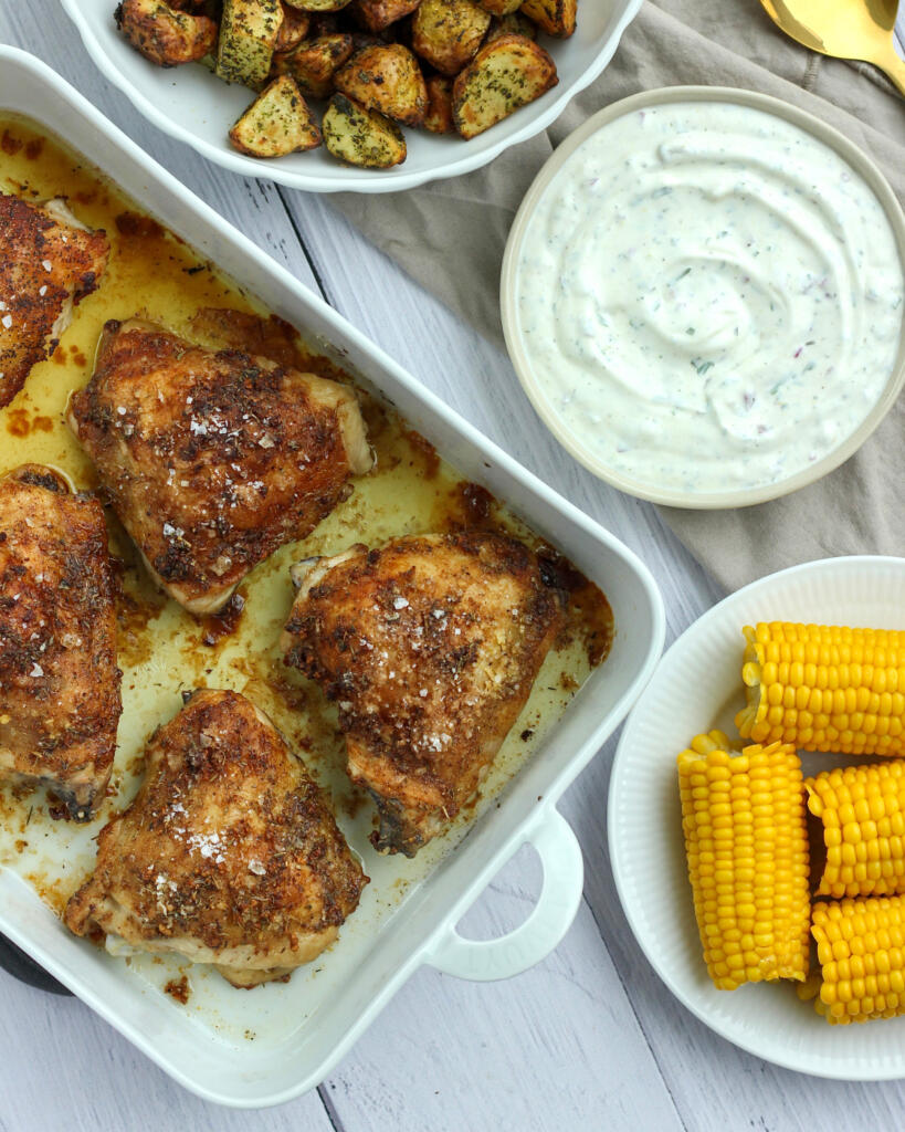 Kyllingeoverlår i ovn med sprødt skind serveret med krydrede ovnkartofler, bearnaise dressing og kogte majskolber