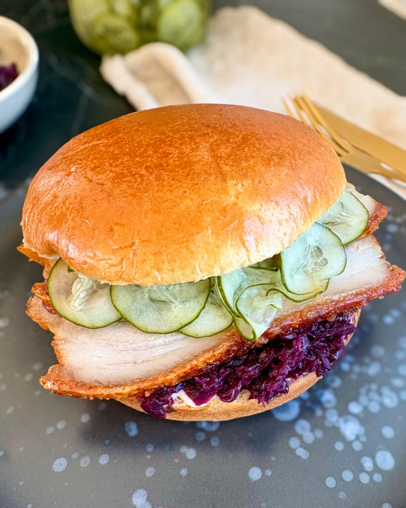 Flæskestegsburger med sprød flæskesteg, syltet rødkål og syltede agurker i blød burgerbolle