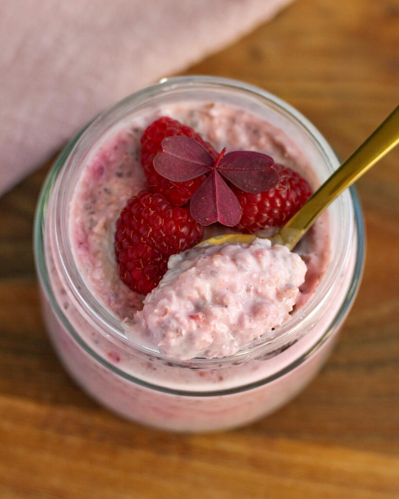 Proteinrig overnight oats med skyr og hindbær - cremet morgenmad toppet med friske hindbær