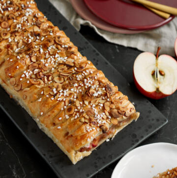 Kringle med æbler, marcipan og kanel af butterdej med gylden overflade, hasselnøddeflager og perlesukker