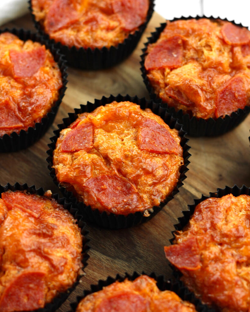 Hjemmelavede pizza muffins med pepperoni, peberfrugt og gulerod klar til madpakken