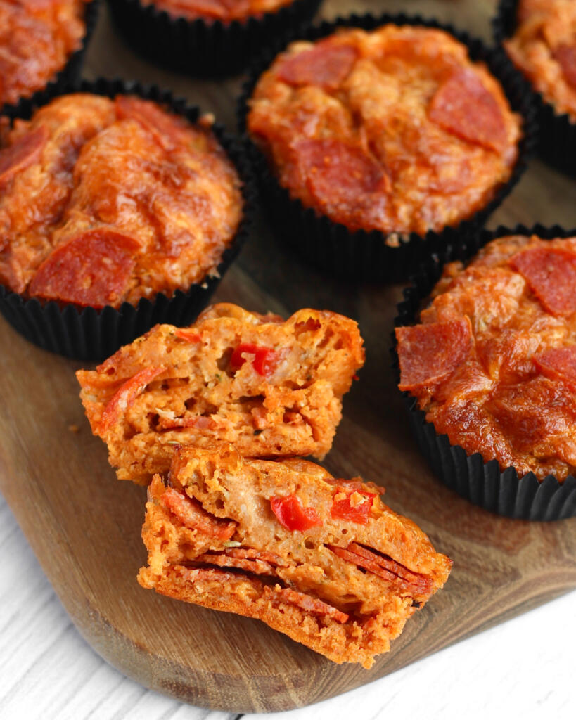 Nærbillede af pizza muffin med sprød pepperoni og smeltet cheddar som nem madpakke muffin