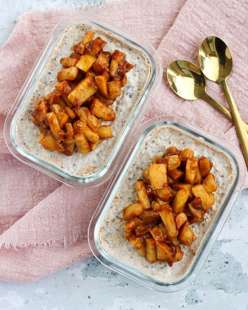 Overnight oats med chia, æble og kanel i to glasbøtter set oppefra som proteinrig morgenmad til at tage med